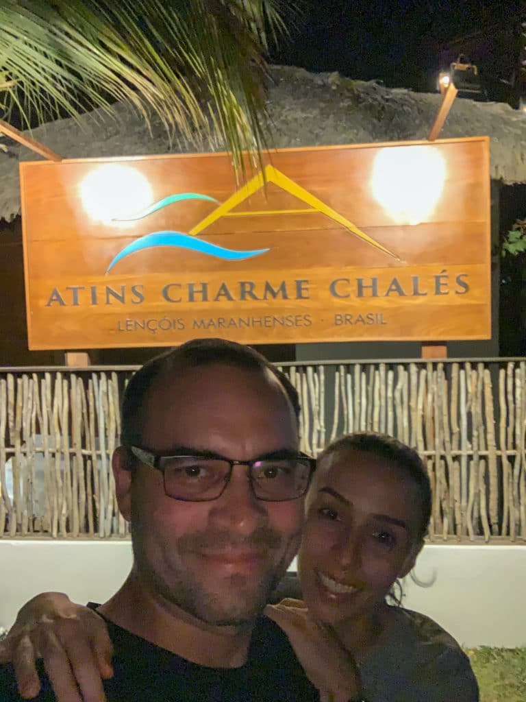Placa da entrada do hotel Atins Charme Chalés uma dica de onde comer em Atins