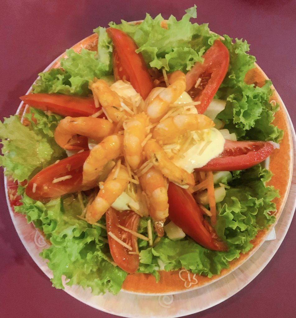 Prato principal de salada com camarão