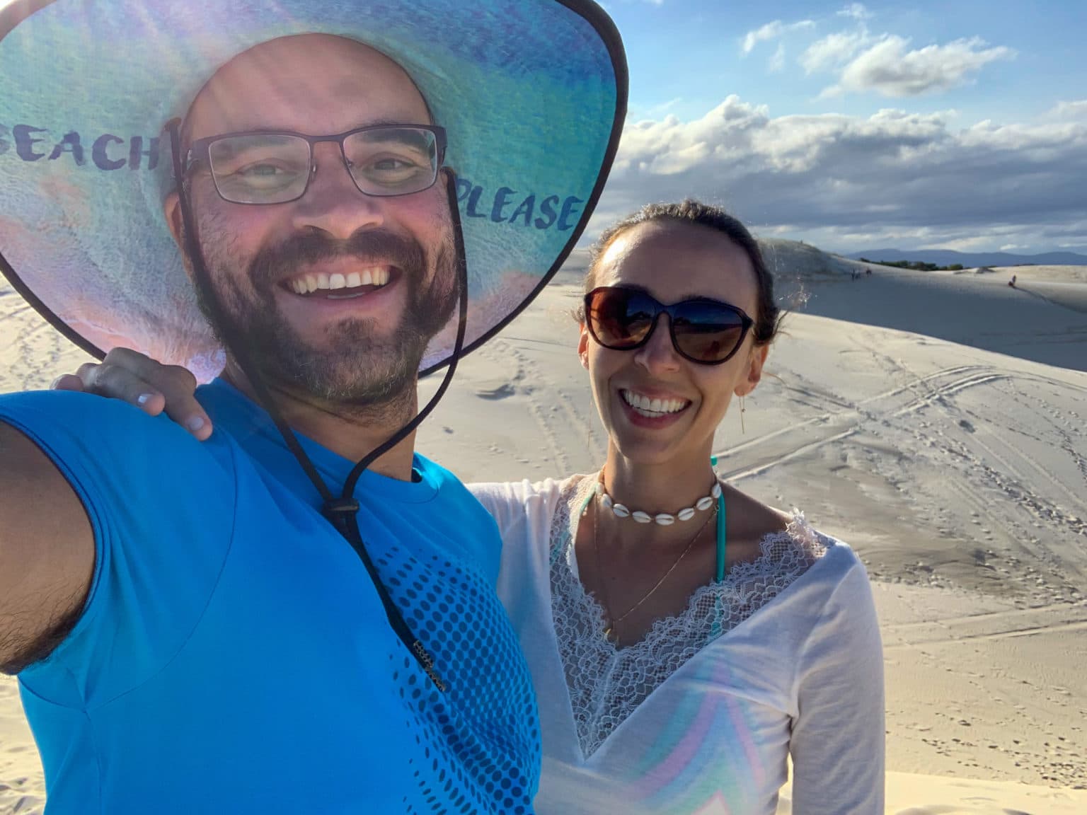 A Bela e o Bigode na Praia do Rosa