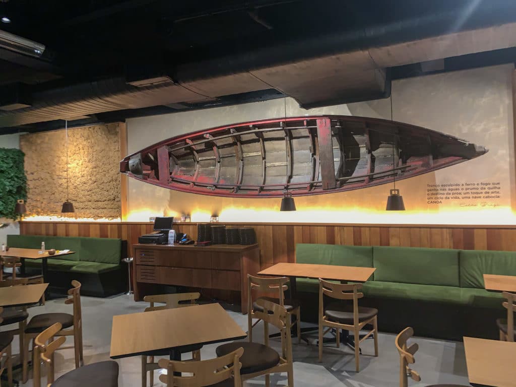 Salão do Restaurante Banzeiro com o barco na parede de decoração