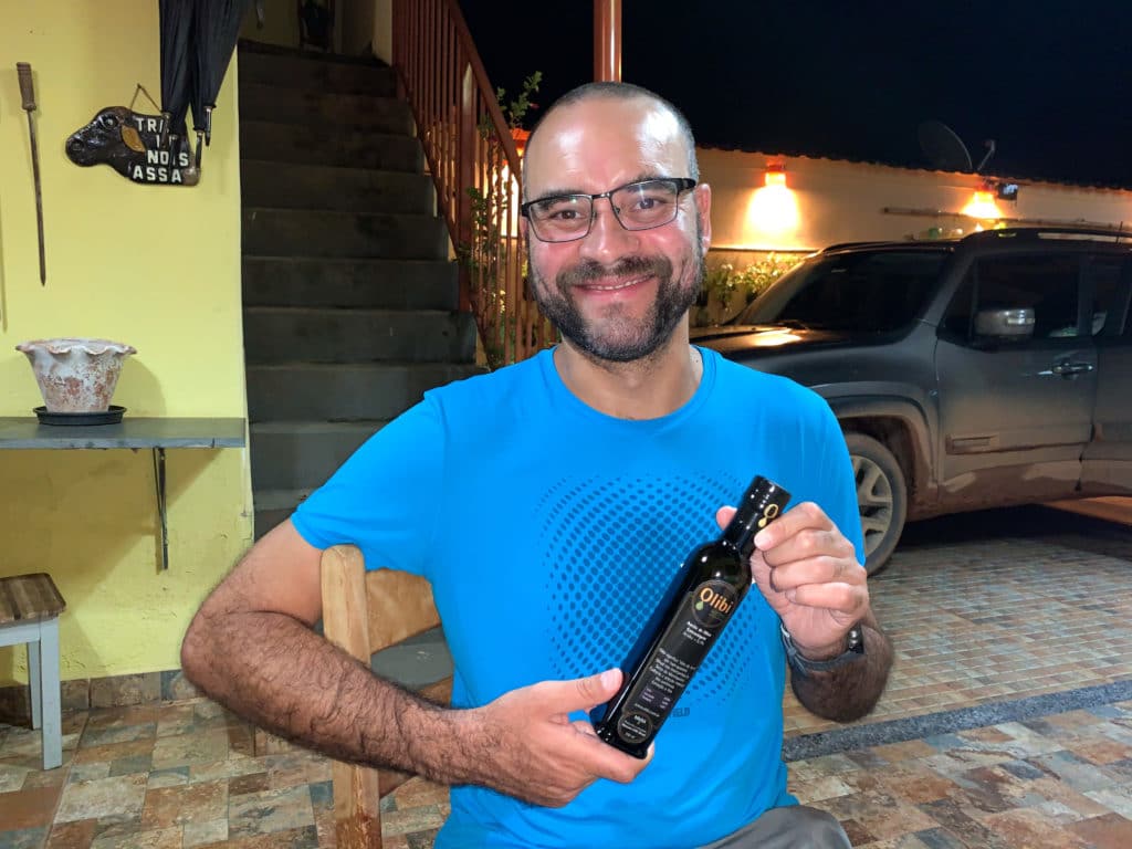 Andrey mostrando o Olibi azeite