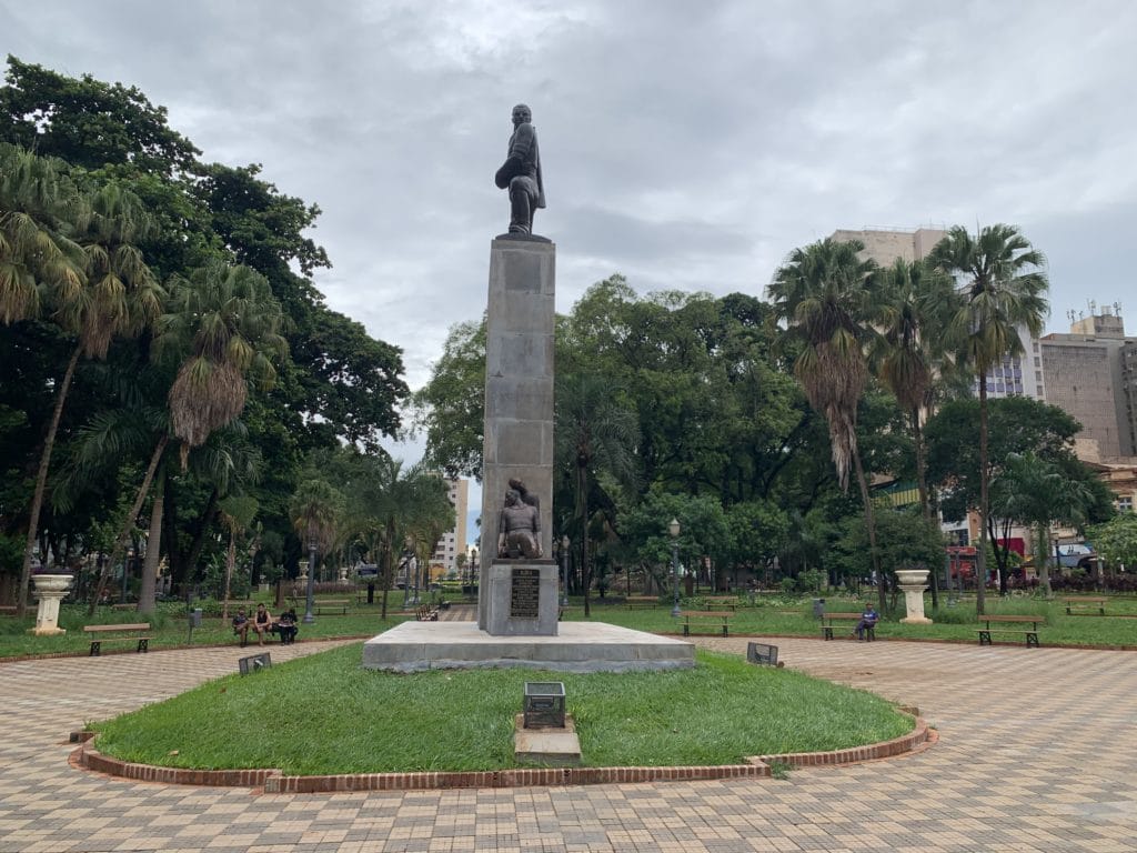 Praça XV de novembro com estátua da Gloria em Ribeirão Preto