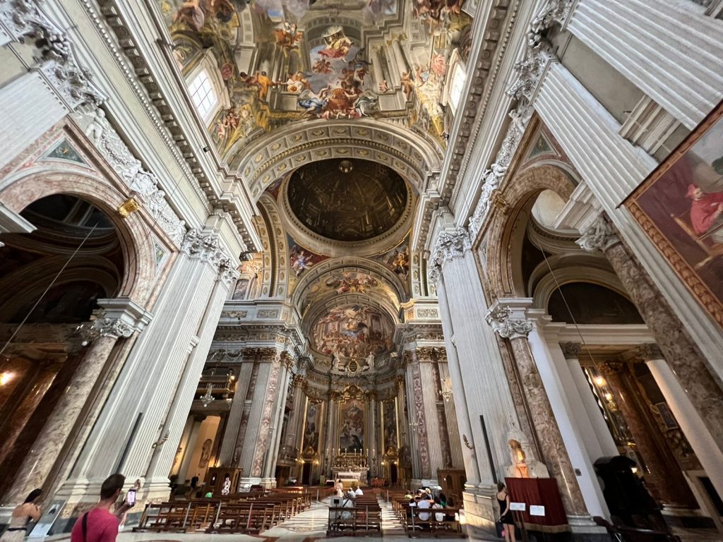 Teto da Igreja de Santo Inácio de Loyola imponente e espelho para pode ver os detalhes
