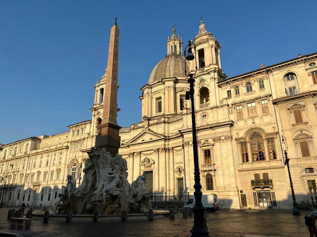 Piazza Navona com suas fontes e construções em volta