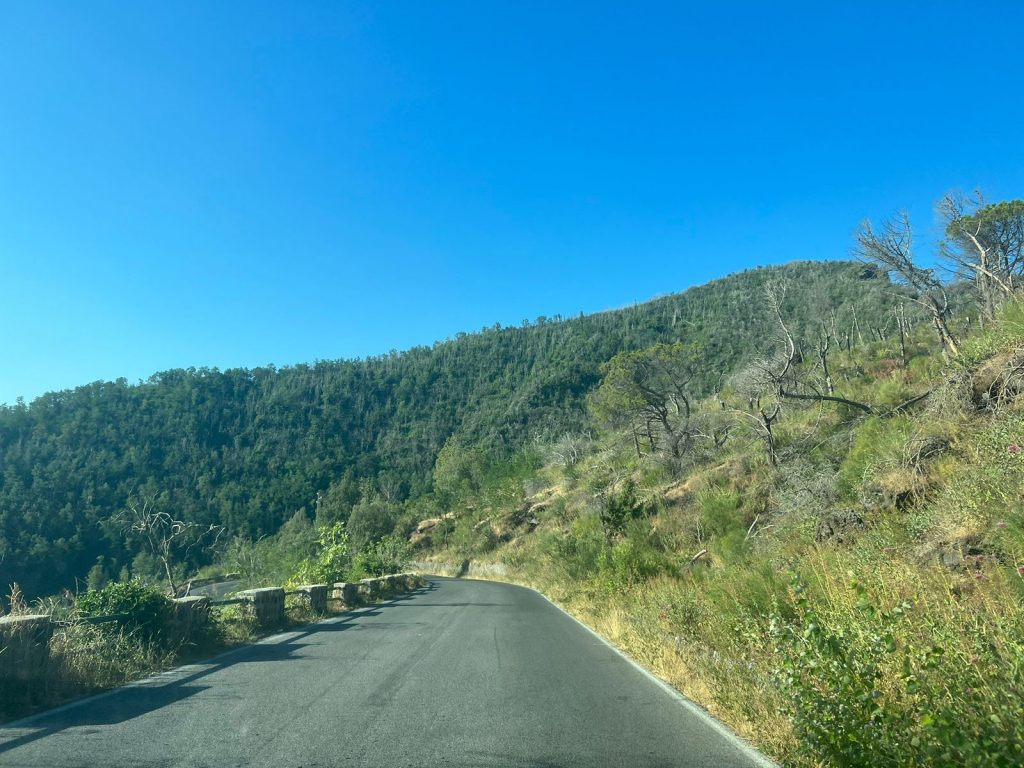estrada de asfato até a entrada no parque do Vulcão Vesúvio