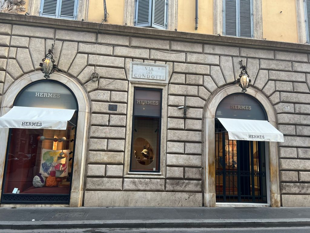 Via dei Condotti via de compras de luxo em Roma