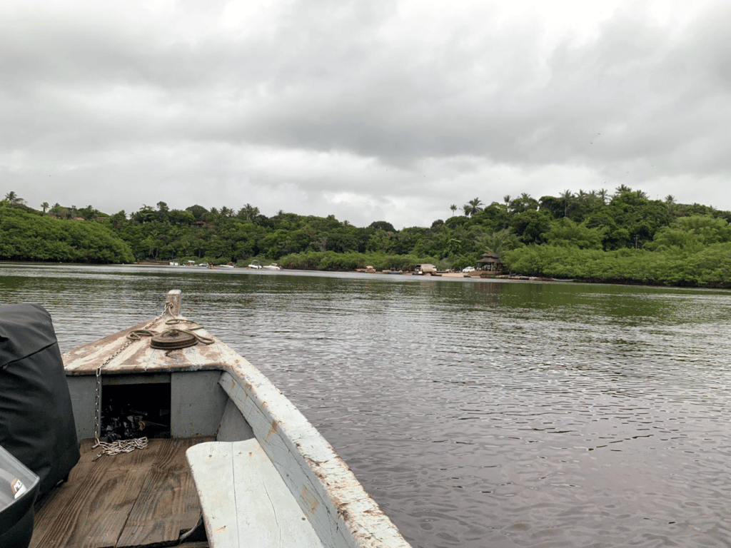 Barco até a vila de Caraíva.