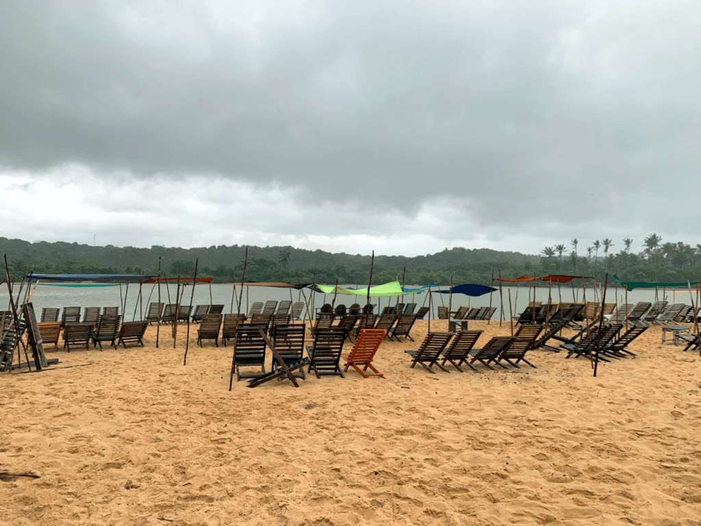 Cadeiras na praia da Barra, em Caraíva.