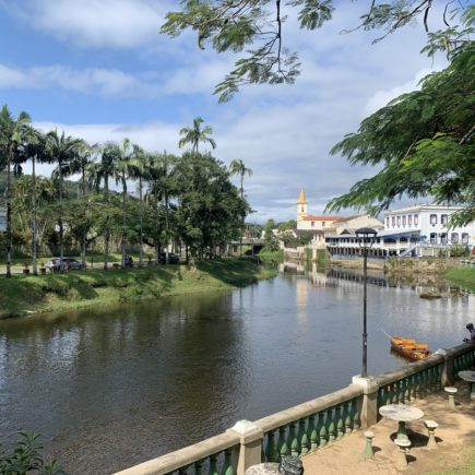 barco pelo rio Nhundiaquara em Morretes