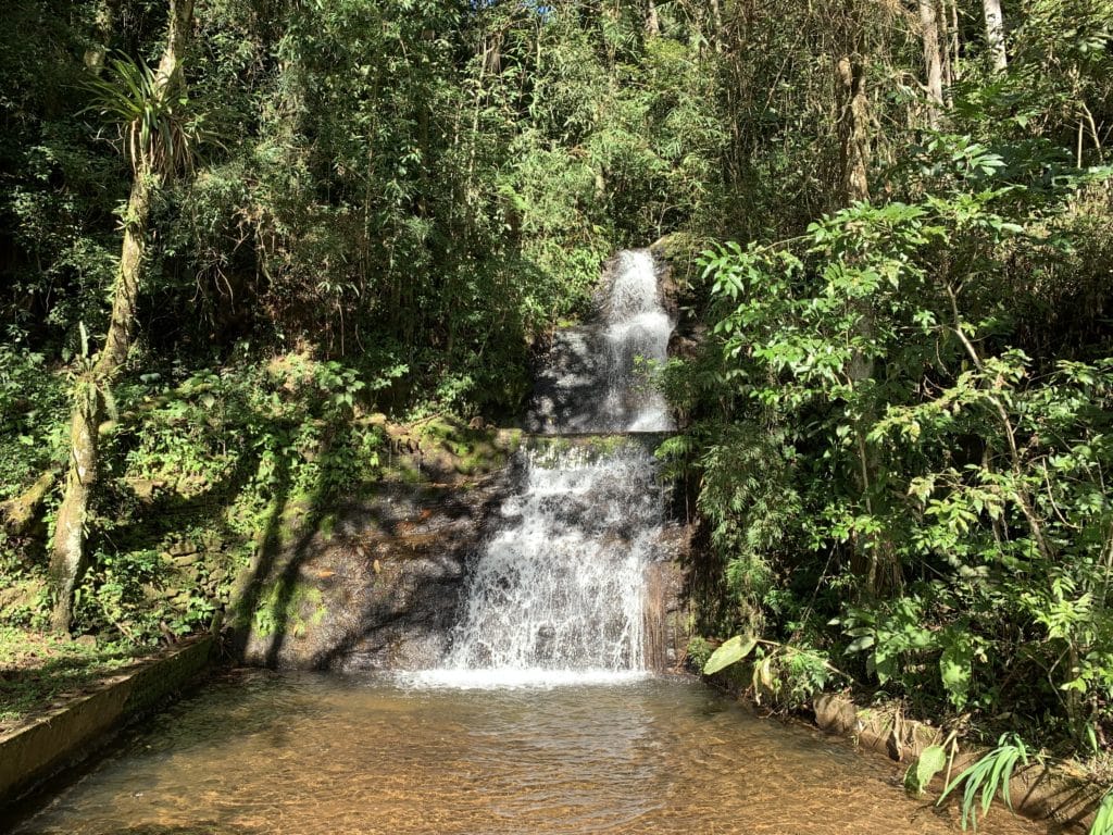 Cachoeira do Arco Iris proximo ao parque jardim dos pinhais