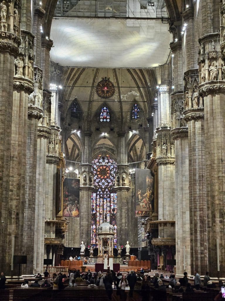 Vista da Catedral de Milão por dentro.