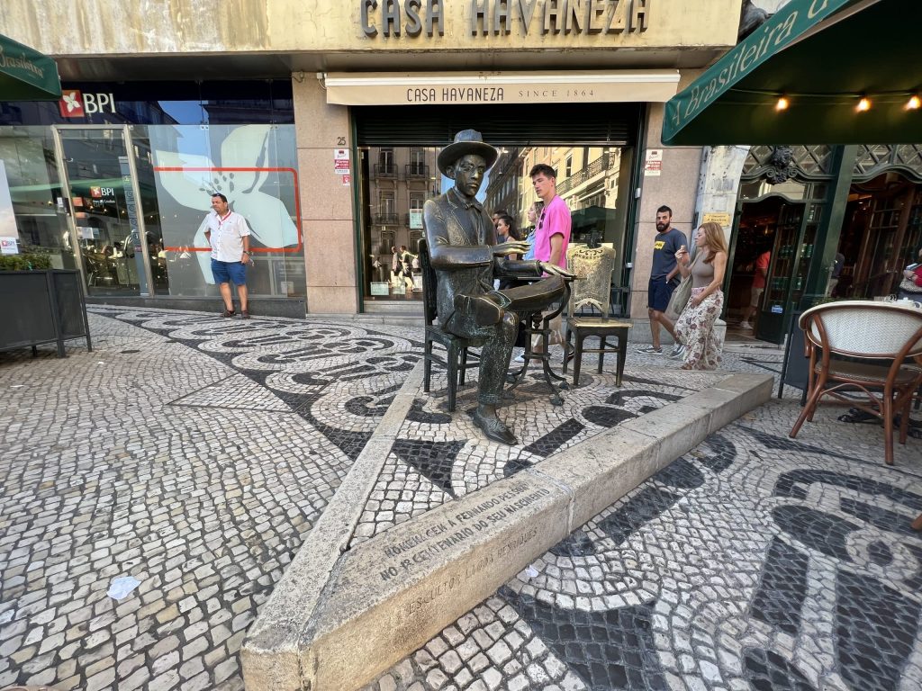 Estátua de Fernando Pessoa lisboa