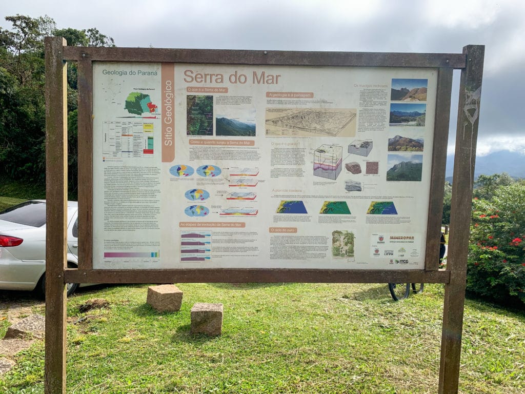 Placa explicando o sito geologico da serra do mar