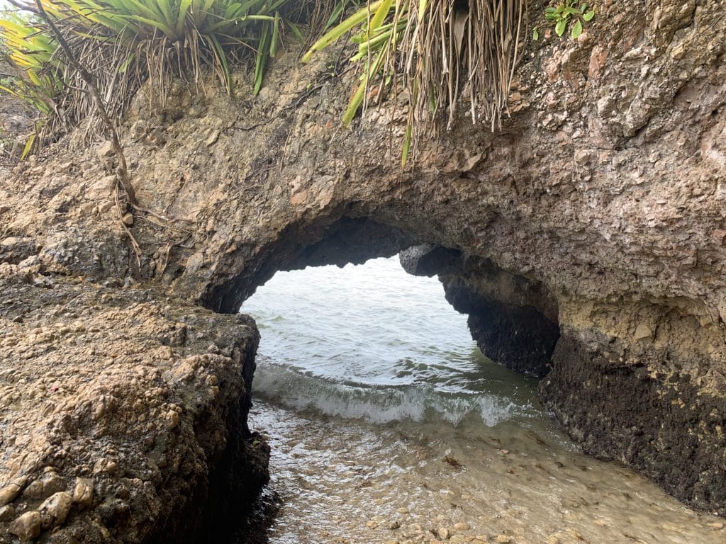 segunda pedra na Ilha da Pedra Furada, na Baía de Camumu