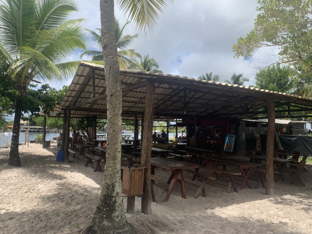 Restaurante na Ilha do Goió, na Baía de Camumu