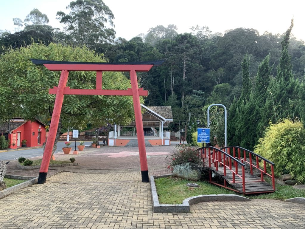 Praça do Artesão com jardim japones
