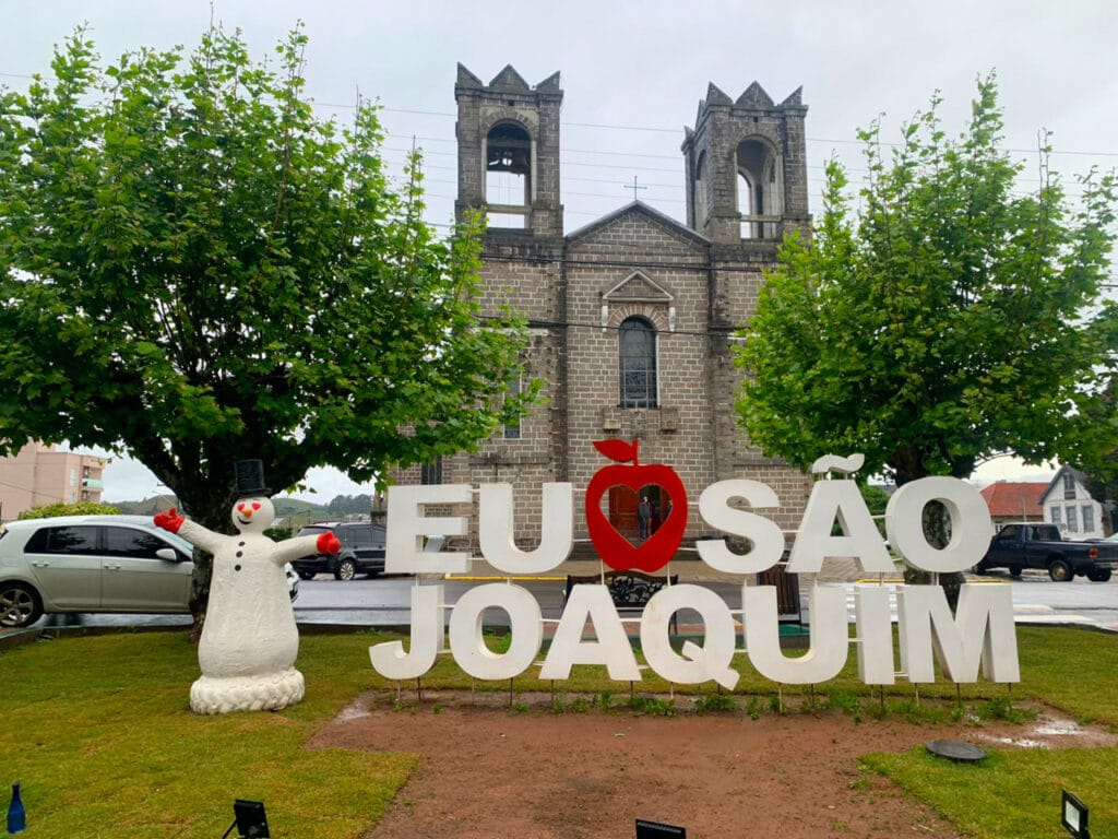 Igreja de São Joaquim e letreiro da cidade