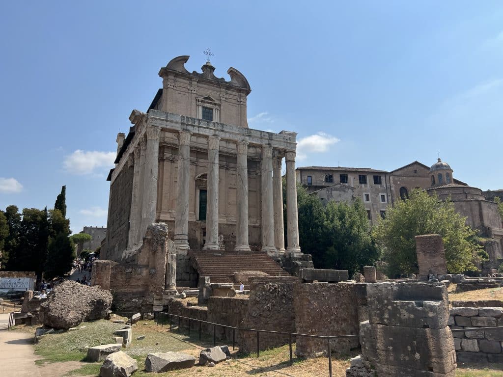 Templo de Antonino e Faustina no frum romano dica o que fazer em Roma